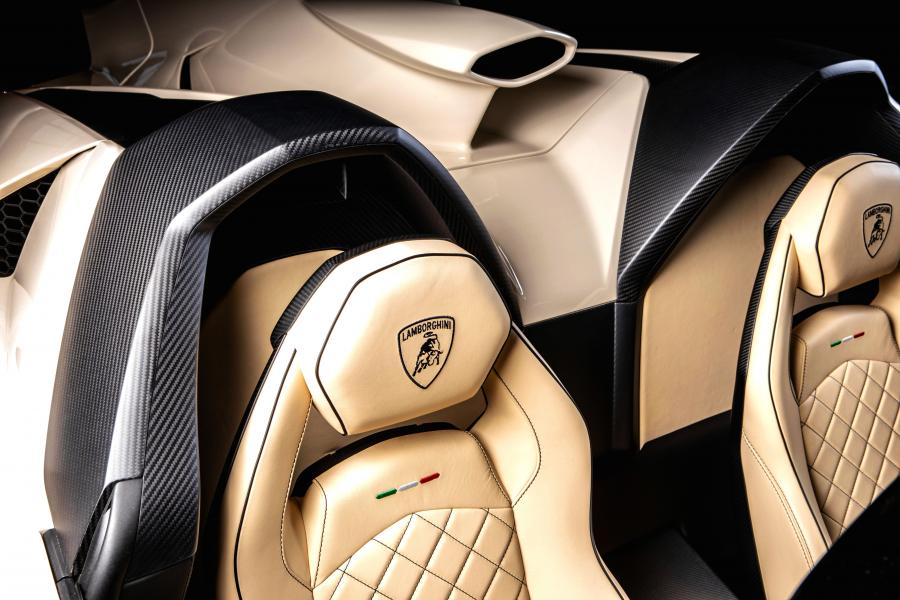 Интерьер Lamborghini Veneno Roadster 2014 года  (фото 19 из 36)